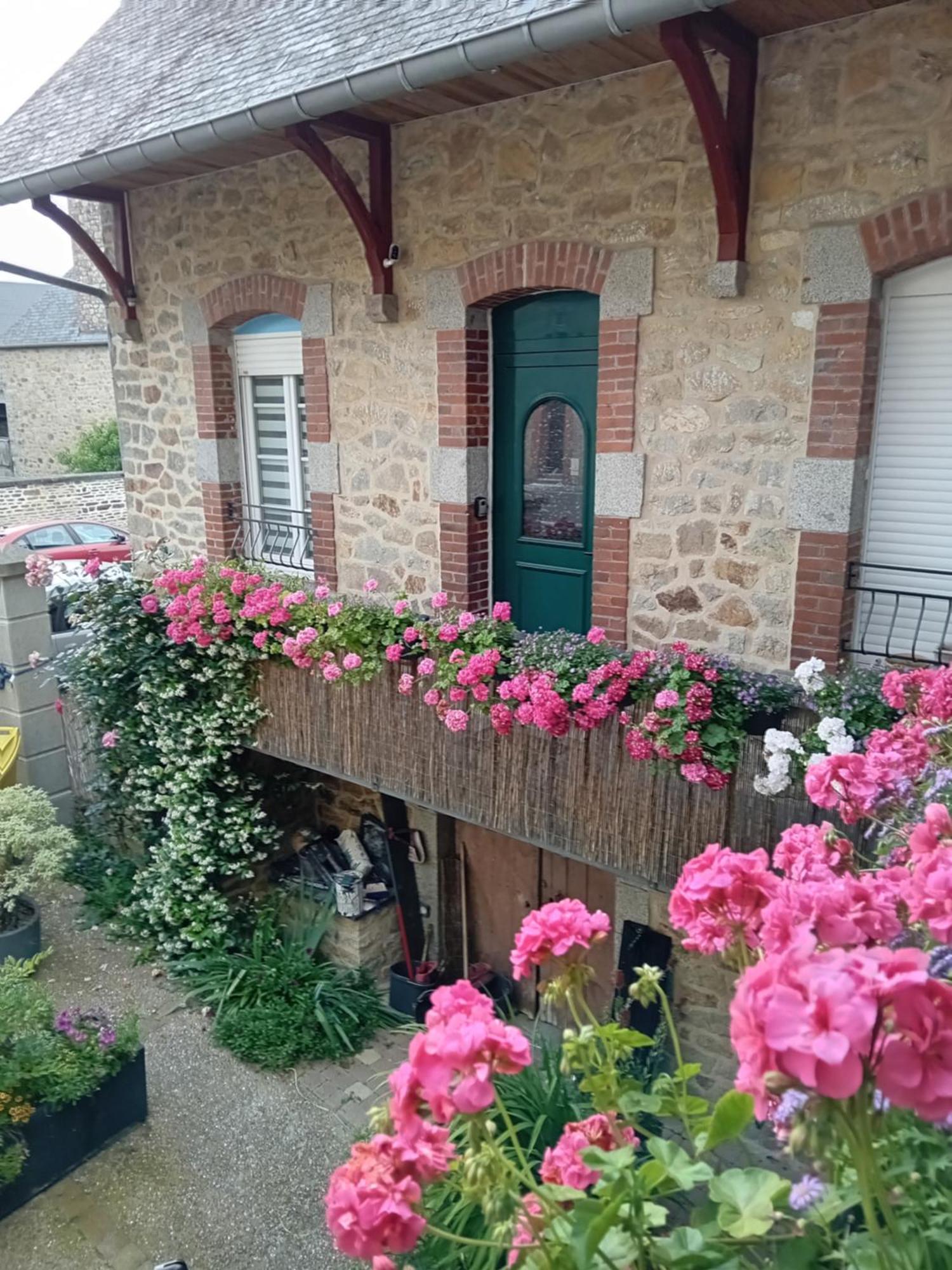 Les Gites De Lyly Pontorson Exterior foto
